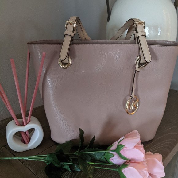 Michael Kors Handbags - MICHEL KORS MEDIUM JET SET PINK SHOULDER HANDBAG